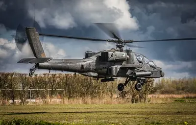 serie afgekocht adr nlbeeld jg20230324 0001 strijen apache helikopters van defensie oefenen boven strijen in de hoeksche waard