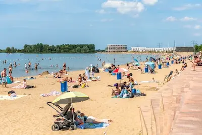 serie afgekocht adr rotterdam 29 06 2024 sfeerbeeld boulevard en strand van nesselande voor het artikel over de overlast