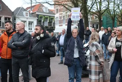 serie afgekocht adr vlaardingen stadhuis overhandiging petitie nee tegen azc in holy