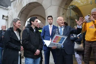 serie afgekocht adr vlaardingen stadhuis overhandiging petitie nee tegen azc in holy