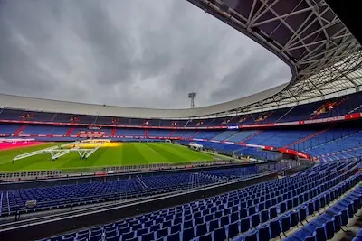 speciale lampen in de kuip rotterdam om het gras op de grasmat weer optimaal te maken foto bart hoogveld