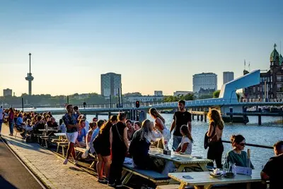 terras van fenix food factory aan de kade op katendrecht foto robin utrecht rotterdam make it happen