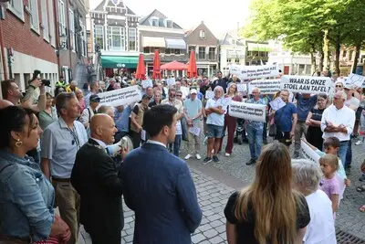 vlaardingen stadhuis demonstratie tegen azc nee tegen azc