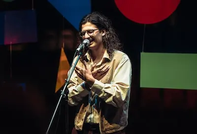 wim landuyt draagt een gedicht voor op het wk poetry slam in mexico