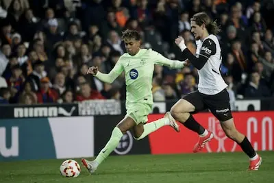 yarek gasiorowski namens valencia in duel met barcelona speler lamine yamal