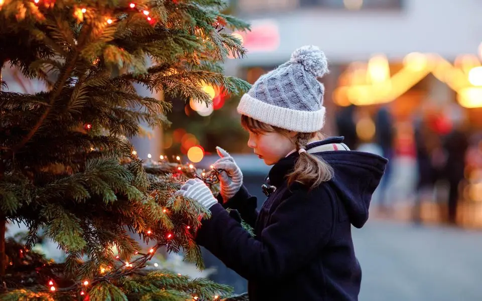 kerstmarkten20in20het20noorden20meisje20bij20een20kerstboom20foto20shutterstock
