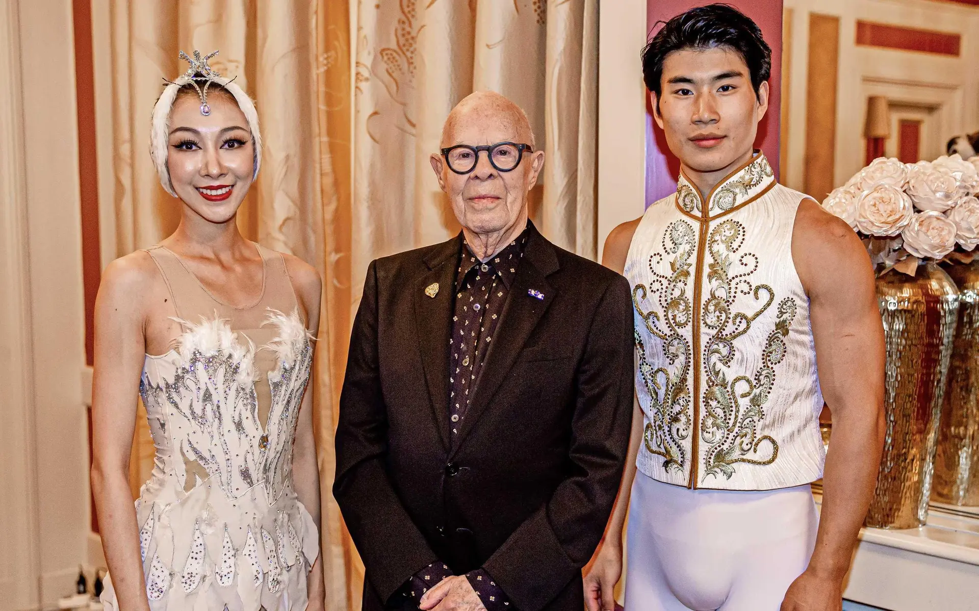 hans20van20manen20geflankeerd20door20de20balletdansers20van20het20groot20chinees20staatscircus