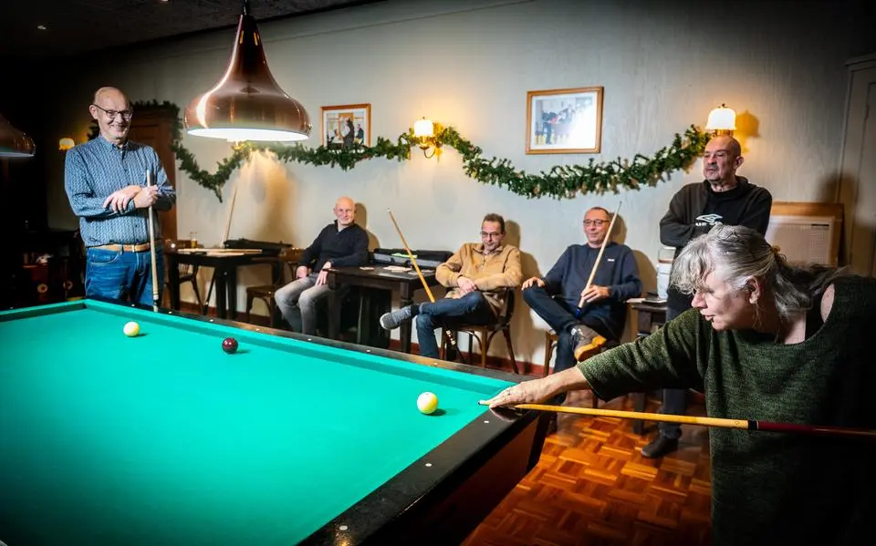 riekje20drijver20aan20tafel20bij20biljartvereniging20lekkum20terwijl20haar20man20nico20drijver20links20van20haar20toekijkt20samen20zijn20ze20al20ruim20twintig20jaar20vaste20gezichten20binnen20de20vereniging