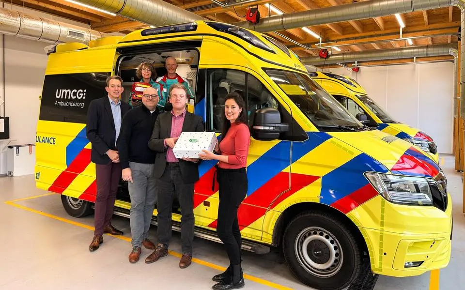 een20feestelijk20moment20voor20medewerkers20van20apotheek20de20drie20stellingen20uit20oosterwolde20en20umcg ambulancezorg