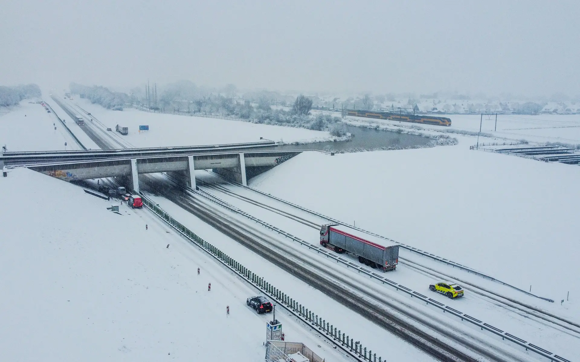 vrachtwagens20rijden20over20een20besneeuwde20friese20snelweg20ondanks20strooien20blijft20lokale20gladheid20mogelijk