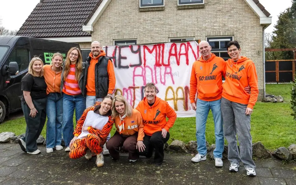 familie20en20supporters20van20anna20boersma20poseren20voor20het20ouderlijk20huis20in20sint20nyk20met20een20spandoek20voor20haar20olympische20debuut20in20milaan20vijfde20van20links20is20sippie20boersma
