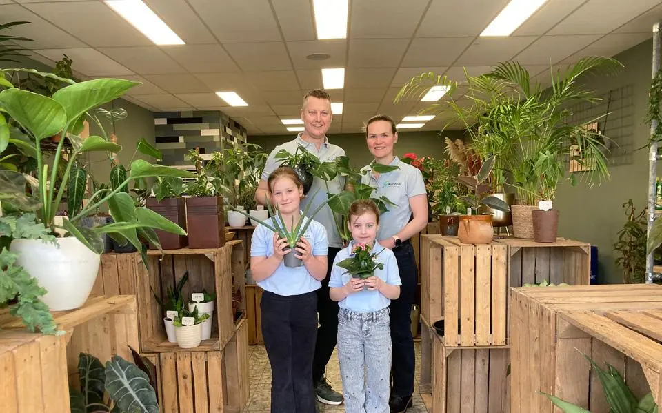 marcel20brongers20en20marloes20rood20samen20met20hun20kinderen20in20plantenasiel20en20dagbesteding20klimop20in20lemmer20foto20hoogmedia202