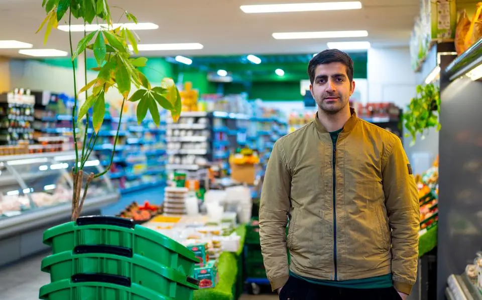pirouz20gholami20in20zijn20supermarkt20toko20fresh20tussen20de20volle20schappen20en20versproducten