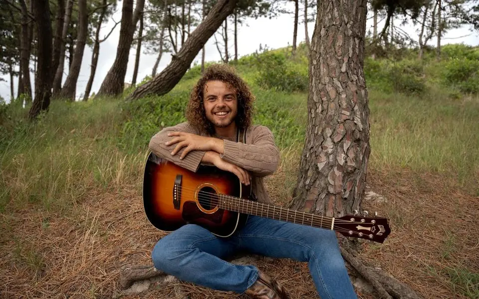 singer songwriter20boaz20heeft20zijn20gitaar20weer20terug20