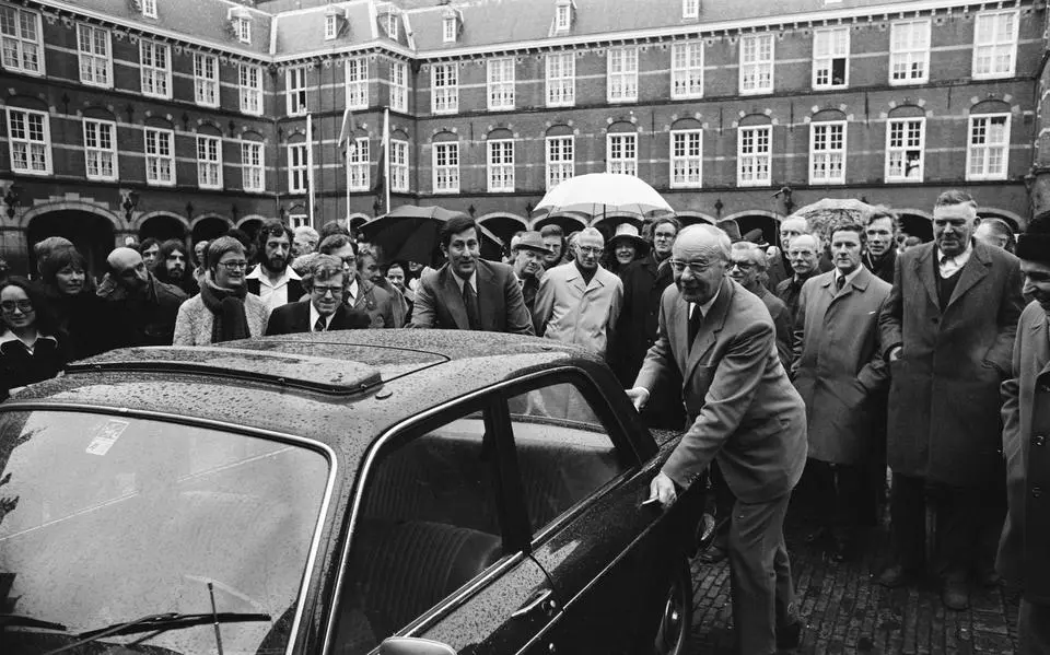 binnenhof autovrij kamervoorzitter vondeling duwt laatste auto weg
