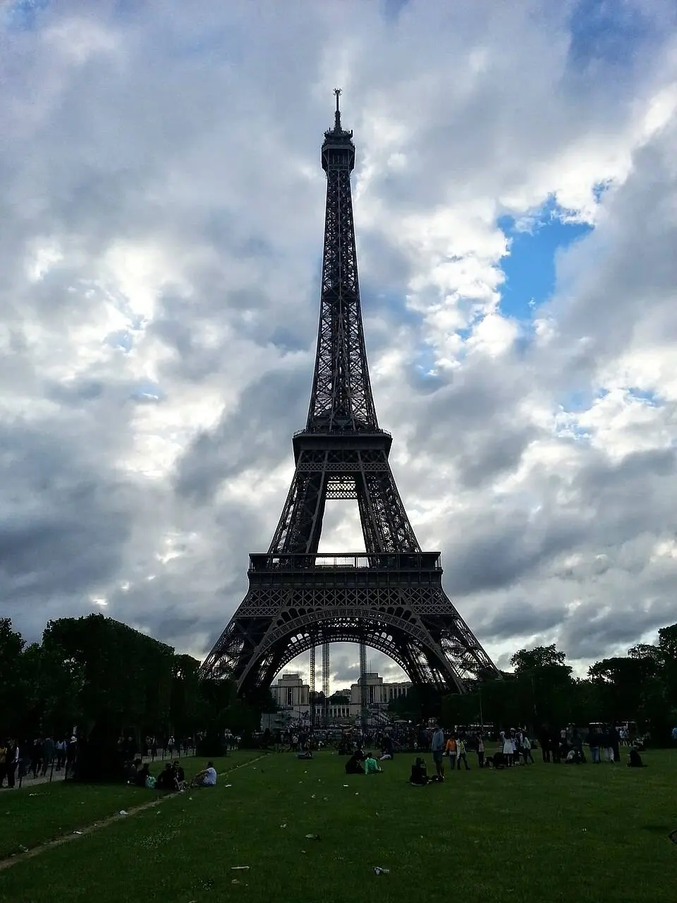 Eiffel_Tower_from_Afar