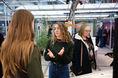ed20261020 0119 eindhoven elisa bloem in de stand van heymans