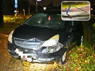 man rijdt tegen verkeer in door valkenswaard en sleurt straatnaambord mee