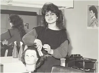 meisje leer voor kapster bij hair in de heistraat