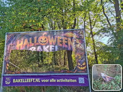 spandoek met aankondiging halloween bakel voor tweede keer vernield middenstuk uitgesneden en in de bosjes gedumpt
