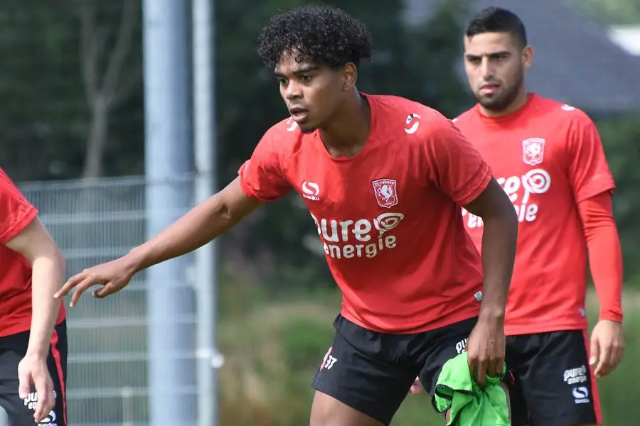 Godfried Roemeratoe middenvelder fc twente training voorbereiding 2018