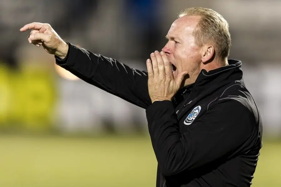 Wil Boessen trainer FC Den Bosch wijst