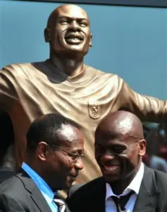 blaise nkufo standbeeld vader