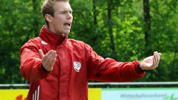 em zuversichtlich em blickt trainer tommy stroo full
