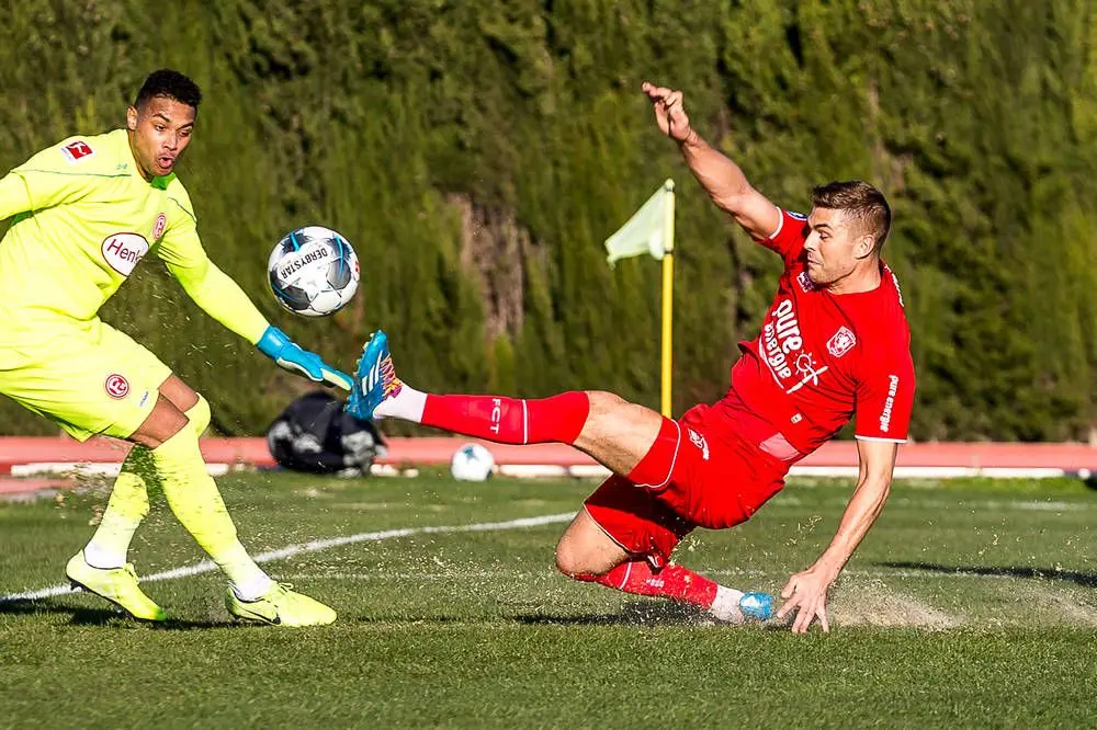 emil berggreen spits fc twente dusseldorf 2020 oefenwedstrijd