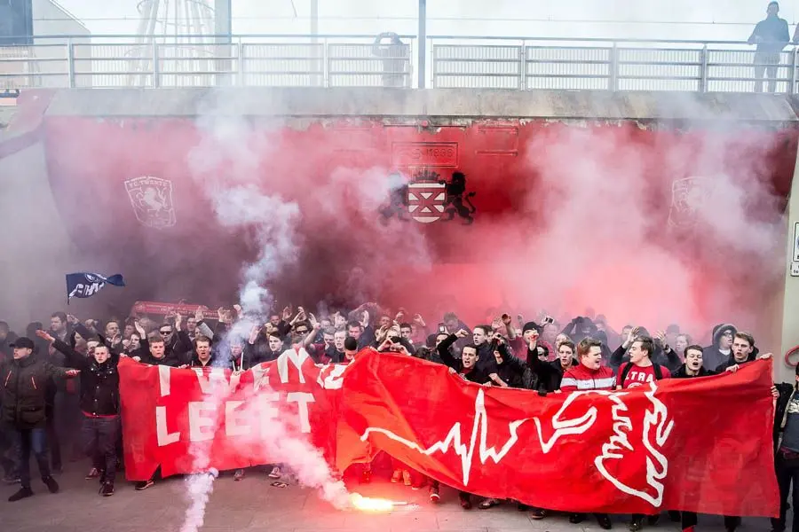 fc twente leeft mars spandoek pyro rook