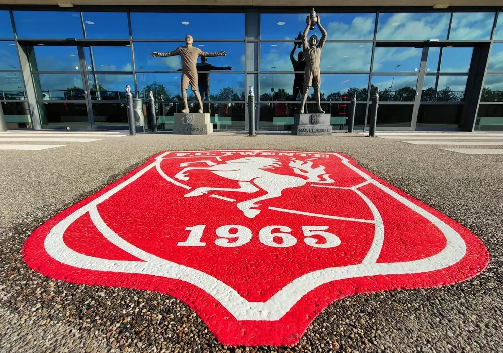 nkufo boschker standbeeld logo twente grolsch veste 2022