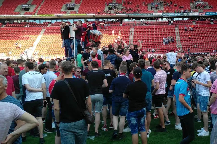 pitch invasion fc twente 2019 kampioen supporters