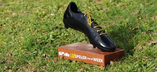 schoen met gouden veter voetbal inside