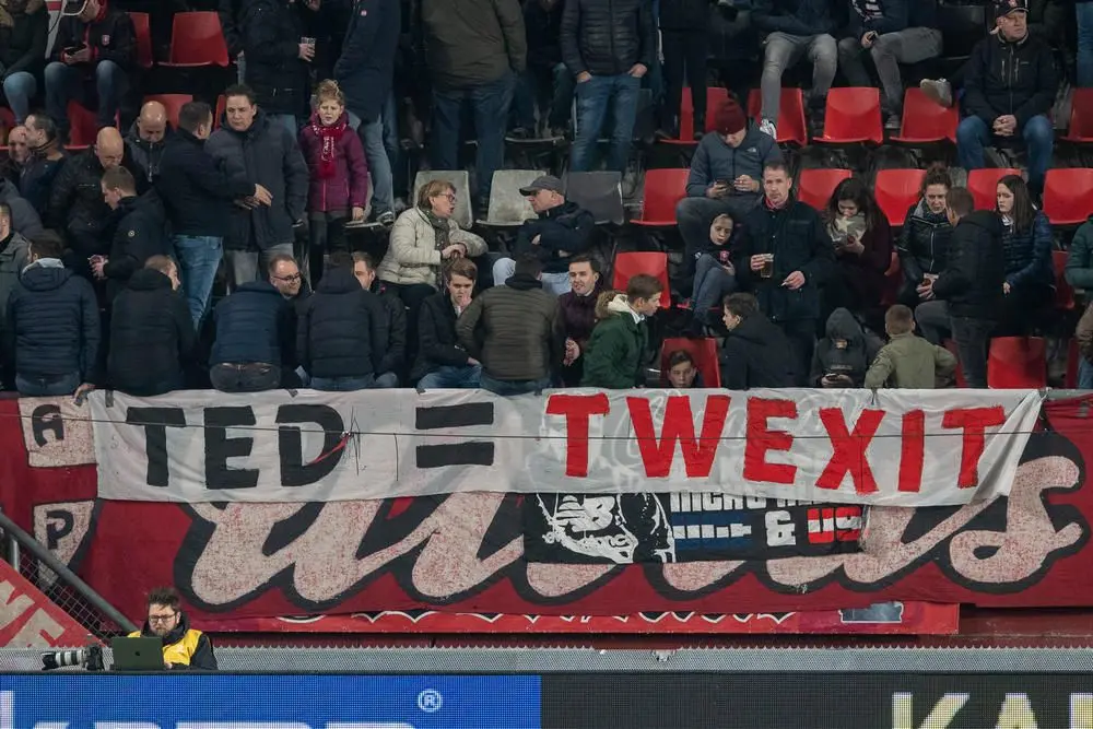 spandoek ted is twexit van leeuwen fc twente az 2020