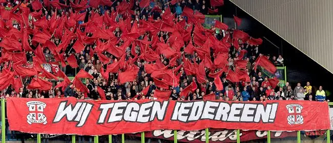 spandoek wij tegen iedereen vak p fc twente supporters