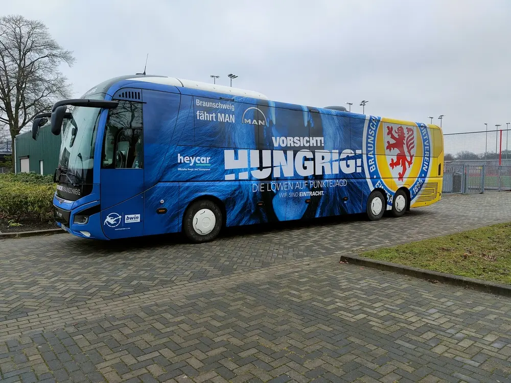 spelersbus eintracht braunsweig voor oefenwedstrijd fc twente hengelo