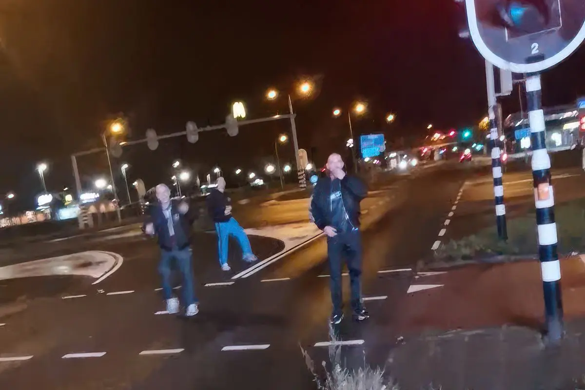 thumb vk gabber is leven dus lekker hakken bij verkeersbord met camera in roosendaal