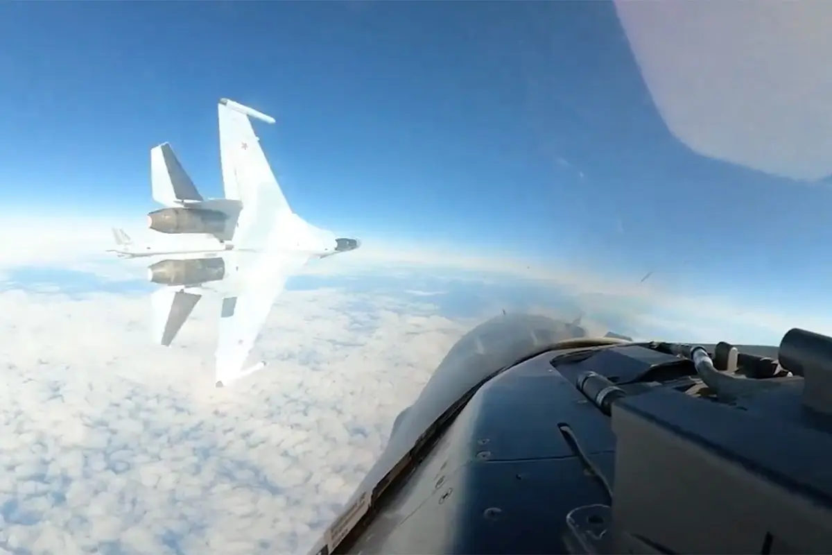 thumb vk russisch gevechtsvliegtuig scheert rakelings amerikaanse f16 bij alaska
