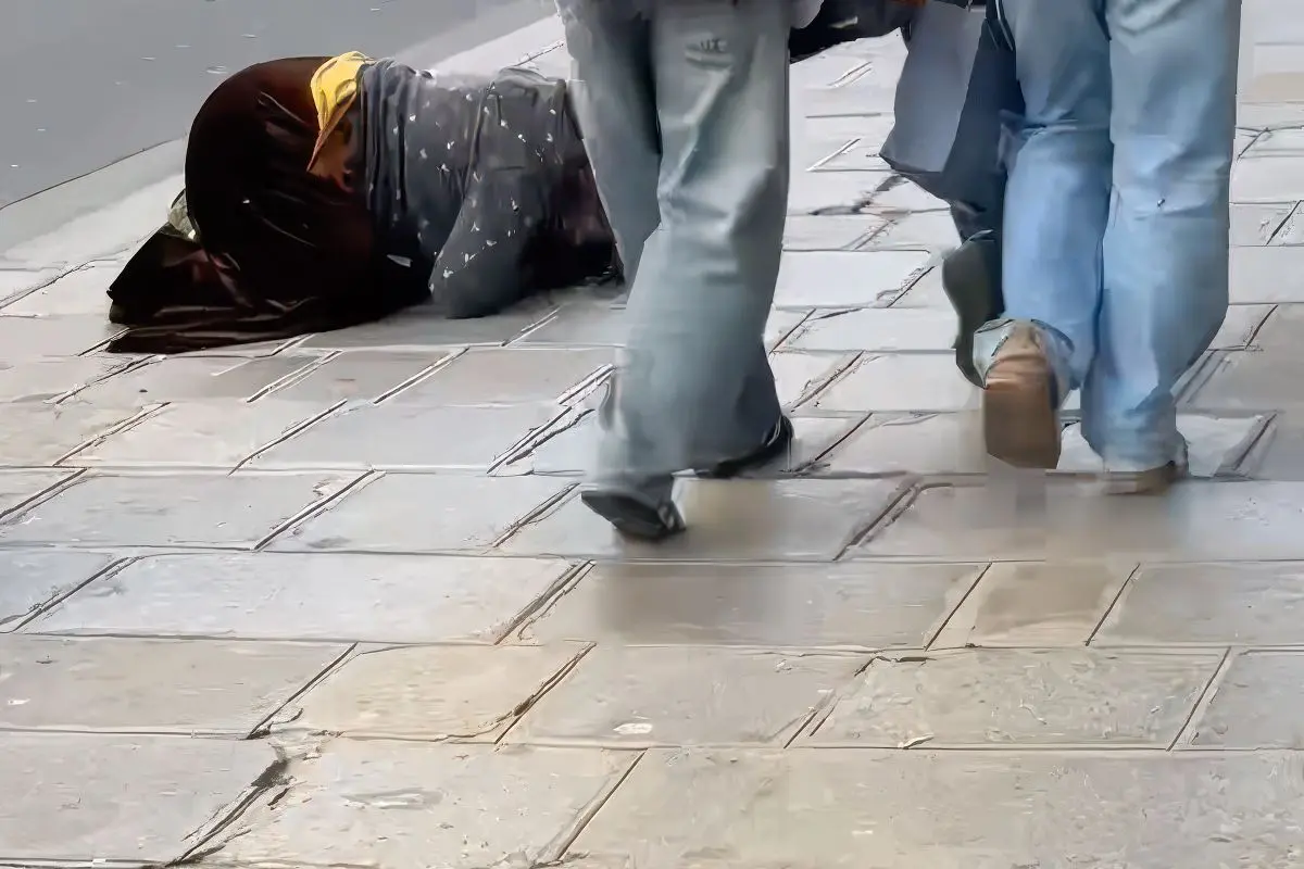 thumb vk zwerver in parijs heeft gewoon een iphone 16