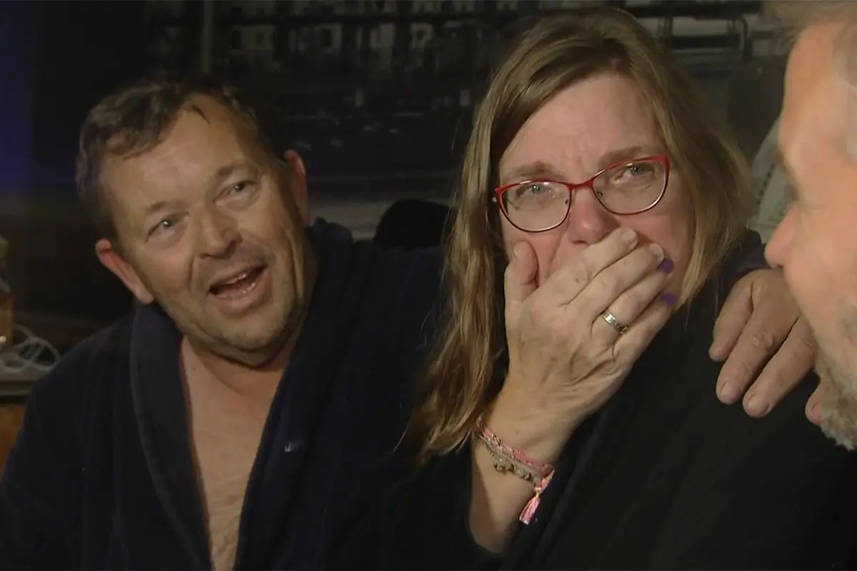 thumb vk badjas van thuiswinnaar in miljoenenjacht laat per ongeluk iets te veel zien