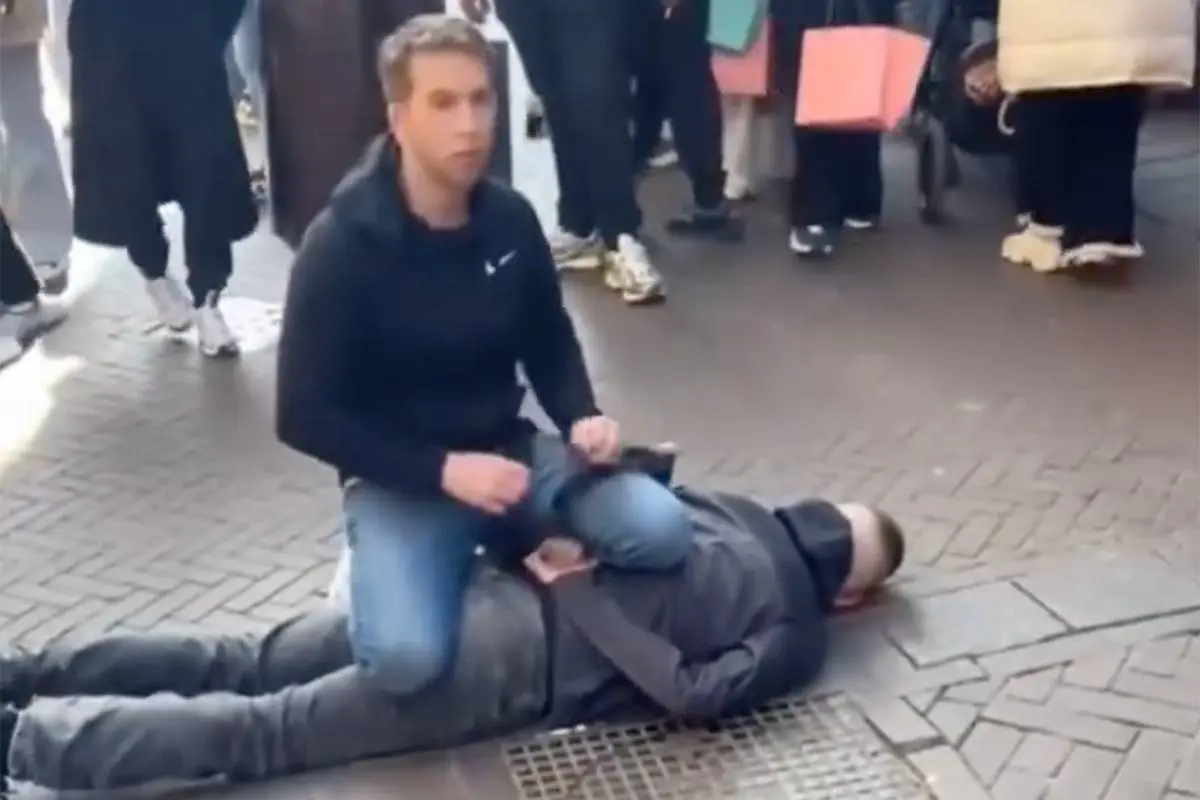 thumb vk beelden opgedoken waarop messentrekker door man tegen wordt gehouden