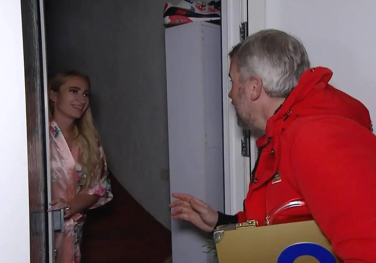thumb vk chaos bij thuiswinnaars miljoenenjacht schaars geklede vrouw doet open en balende buurman