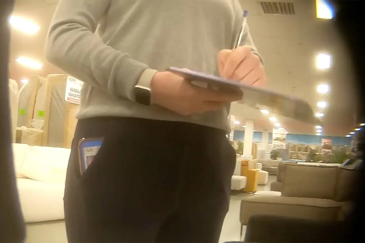 thumb vk verborgen camerabeelden van lokkertjes en misleiding bij seats and sofas gaan viraal