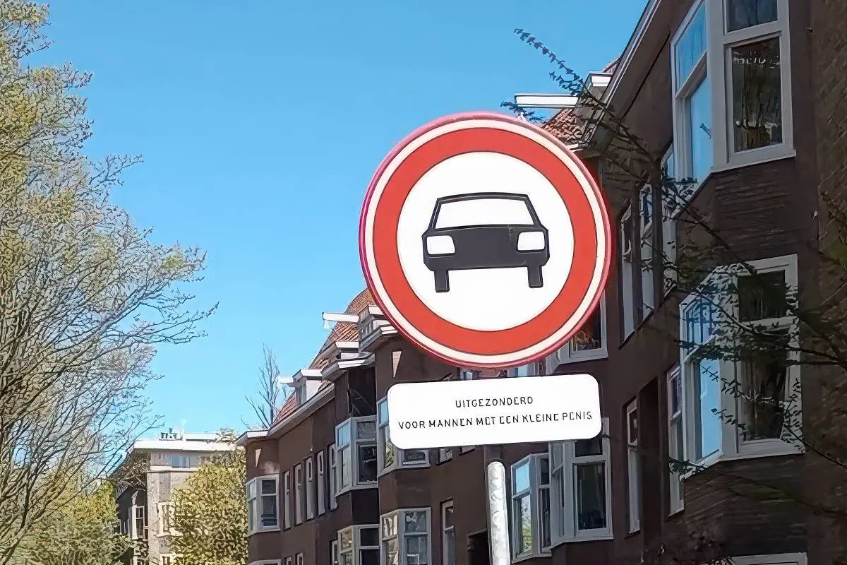 thumb vk amsterdamse straat hangt nieuw verkeersbord op uitgezonderd voor mannen met een kleine penis