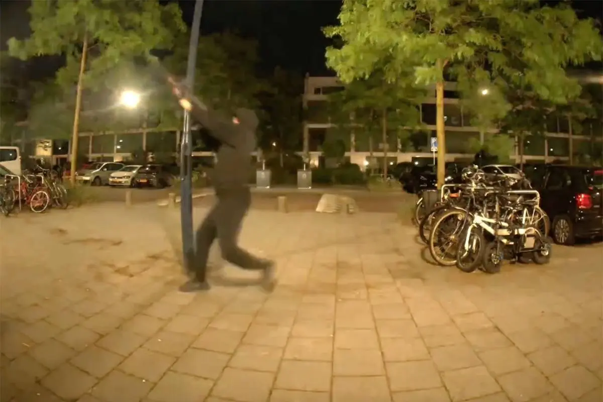 thumb vk aardig gek iemand maakt amsterdam osdorp wakker met machinegeweer