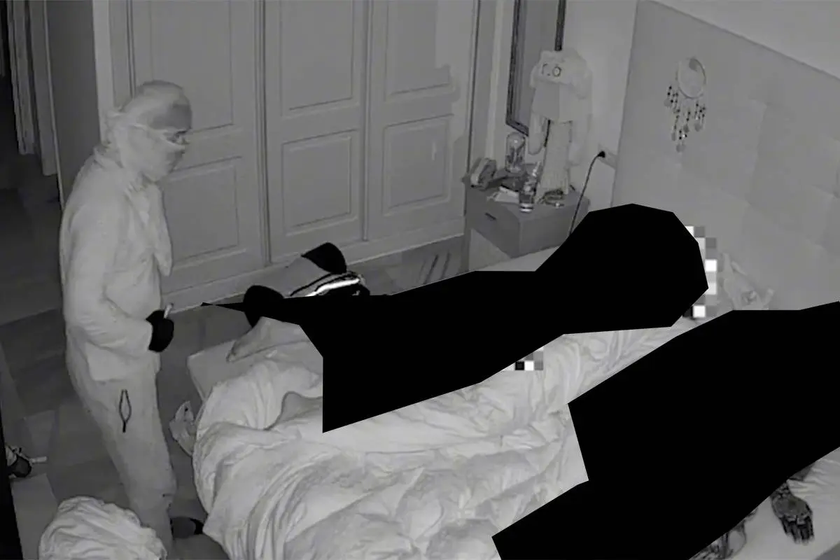 thumb_vk_Gluurgriezel_breekt_s_nachts_in_en_focust_op_naakte_vrouw_in_bed