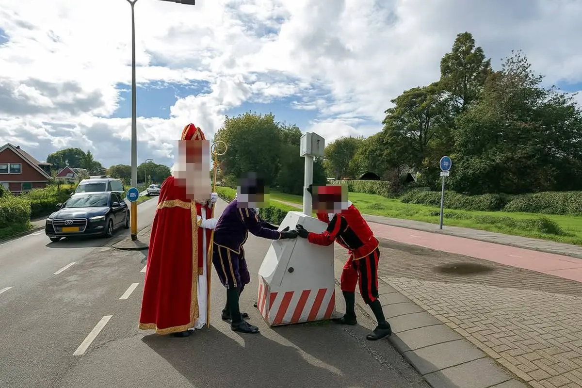 thumb_vk_Sinterklaas_en_zijn_Pieten_halen_flitspaal_Westland_weg
