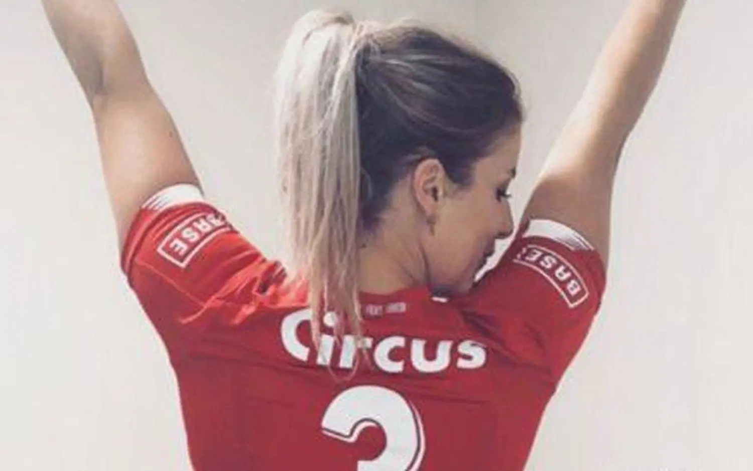 220216lauralieckensshirtstandard