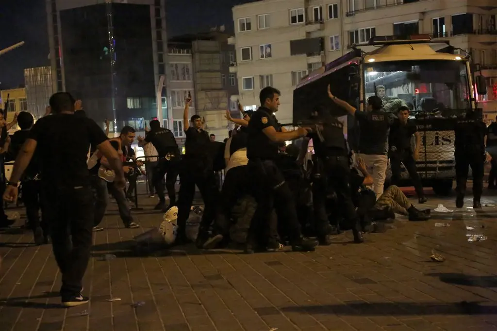 42 doden bij couppoging turkije1468643805