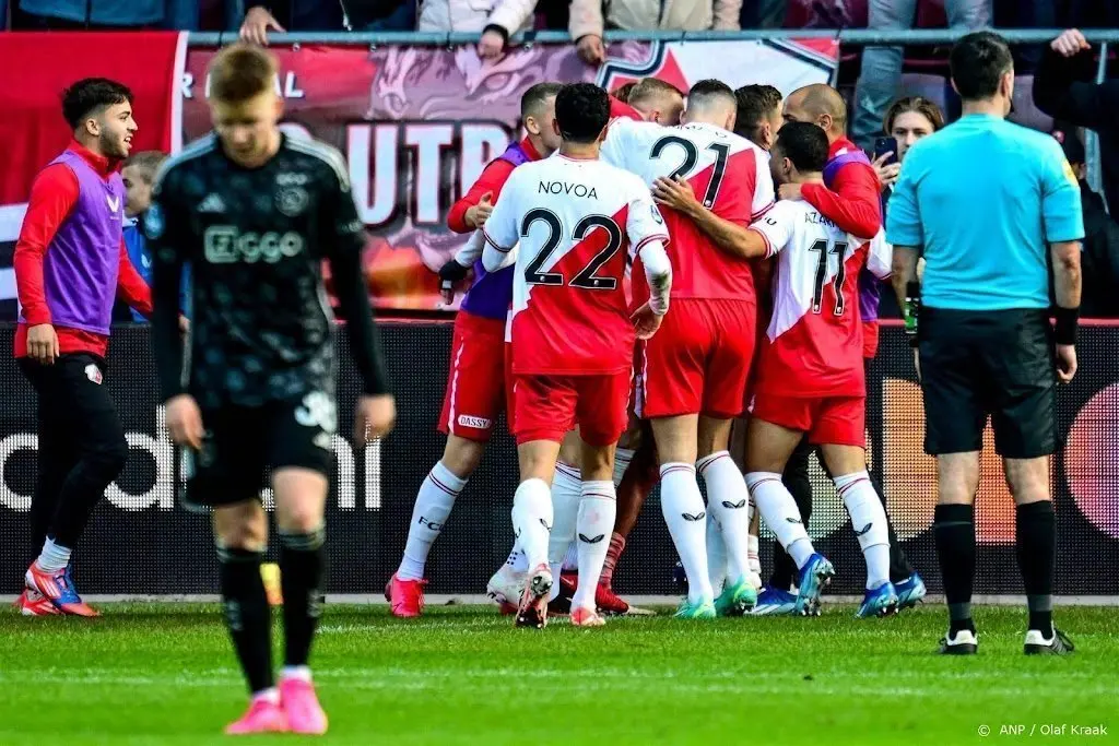 ajax zakt naar 17e plaats na nederlaag bij fc utrecht 4 31697979049